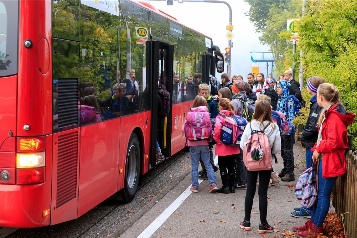 Bus lässt Schüler an Haltestelle stehen Bis die Busse in Strümpfelbach ankommen, sind sie meist schon übervoll, oft finden Schulkinder dann keinen Platz mehr. Archivfoto: A. Becher