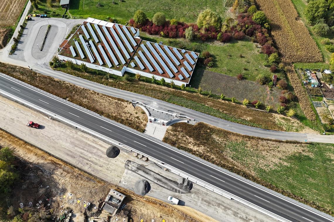 Bis Donnerstag wird der Verkehr täglich in der Zeit von 9 bis 15 Uhr mit einer Ampel durch den eingeschränkt befahrbaren Bereich geführt. Foto: Ulrich Maier