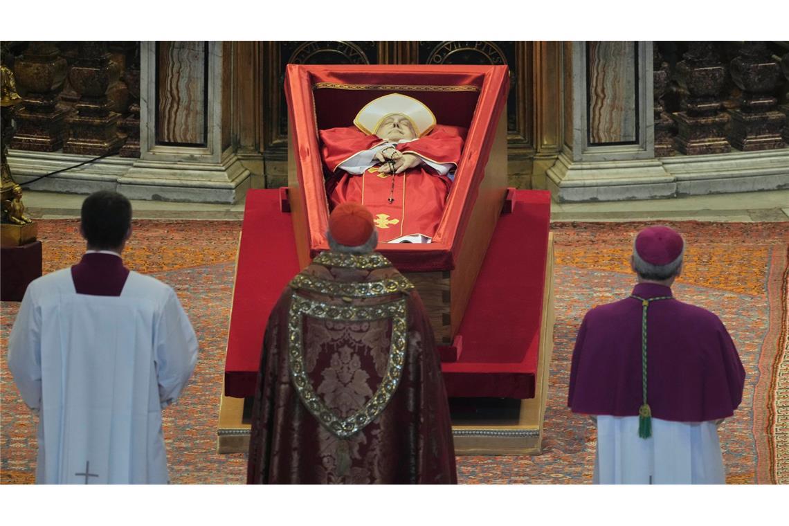 Großer Andrang: Gläubige nehmen Abschied von Franziskus Bis Freitagabend ist Franziskus im Petersdom aufgebahrt.