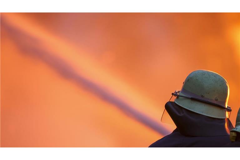 Bis in den Morgen löschte die Feuerwehr den Brand (Symboldbild).