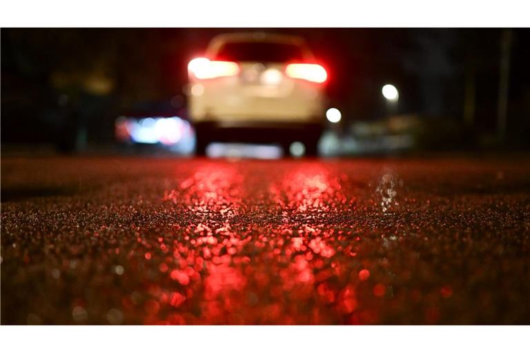 Bis in den Morgen warnt der Wetterdienst vor Glätte und Schnee.