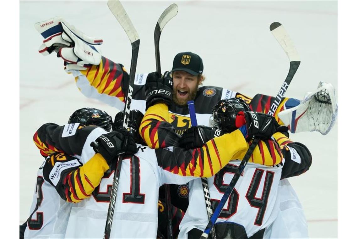WM-Finale? - DEB-Team will den Titelverteidiger stoppen Bis ins WM-Halbfinale haben es die deutschen Eishockey-Cracks schon geschafft: Gegen Finnland geht es nun um den Finaleinzug. Foto: Roman Koksarov/dpa
