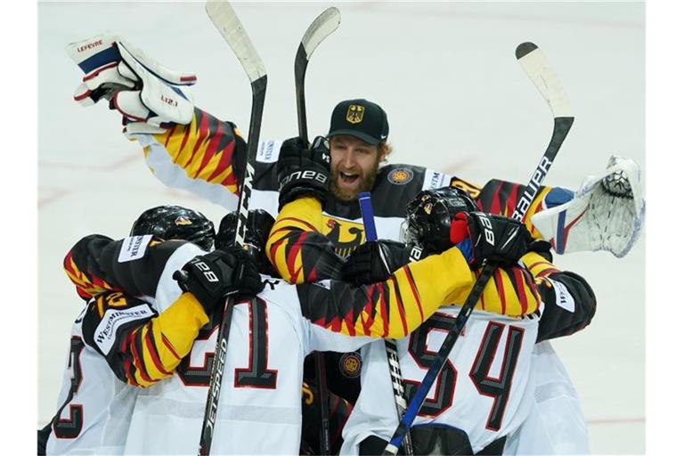 Bis ins WM-Halbfinale haben es die deutschen Eishockey-Cracks schon geschafft: Gegen Finnland geht es nun um den Finaleinzug. Foto: Roman Koksarov/dpa