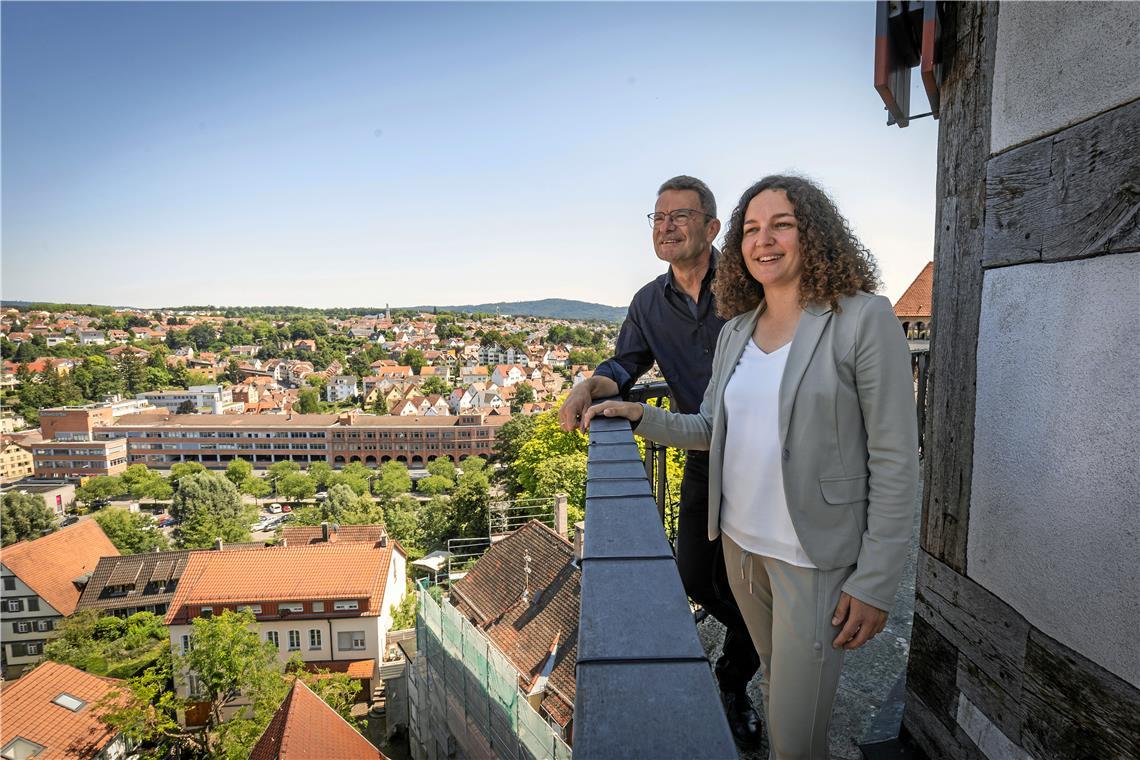 Traumjob Bürgermeister? Zwei Generationen im Gespräch Bis nach Sulzbach und Großerlach reicht der Blick zwar nicht, trotzdem sind Veronika Franco Olias und Christoph Jäger beeindruckt von der Aussicht auf dem Stadtturm. Fotos: A. Becher
