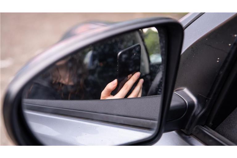 Bis Sonntag kontrolliert die Polizei verschärft, ob Autofahrer elektronische Geräte wie Mobiltelefon, Tablet oder Laptop nutzen. (Symbolbild)