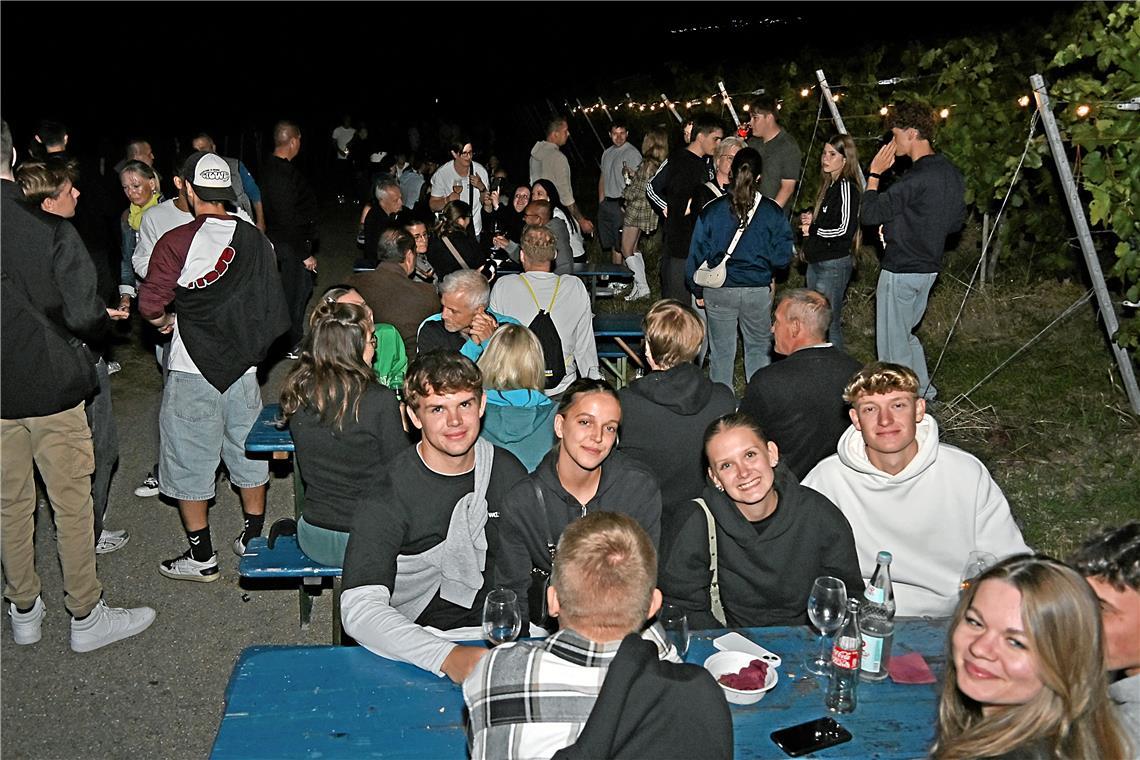Bis tief in die Nacht genießen die Menschen die Geselligkeit in den Weinbergen. ...