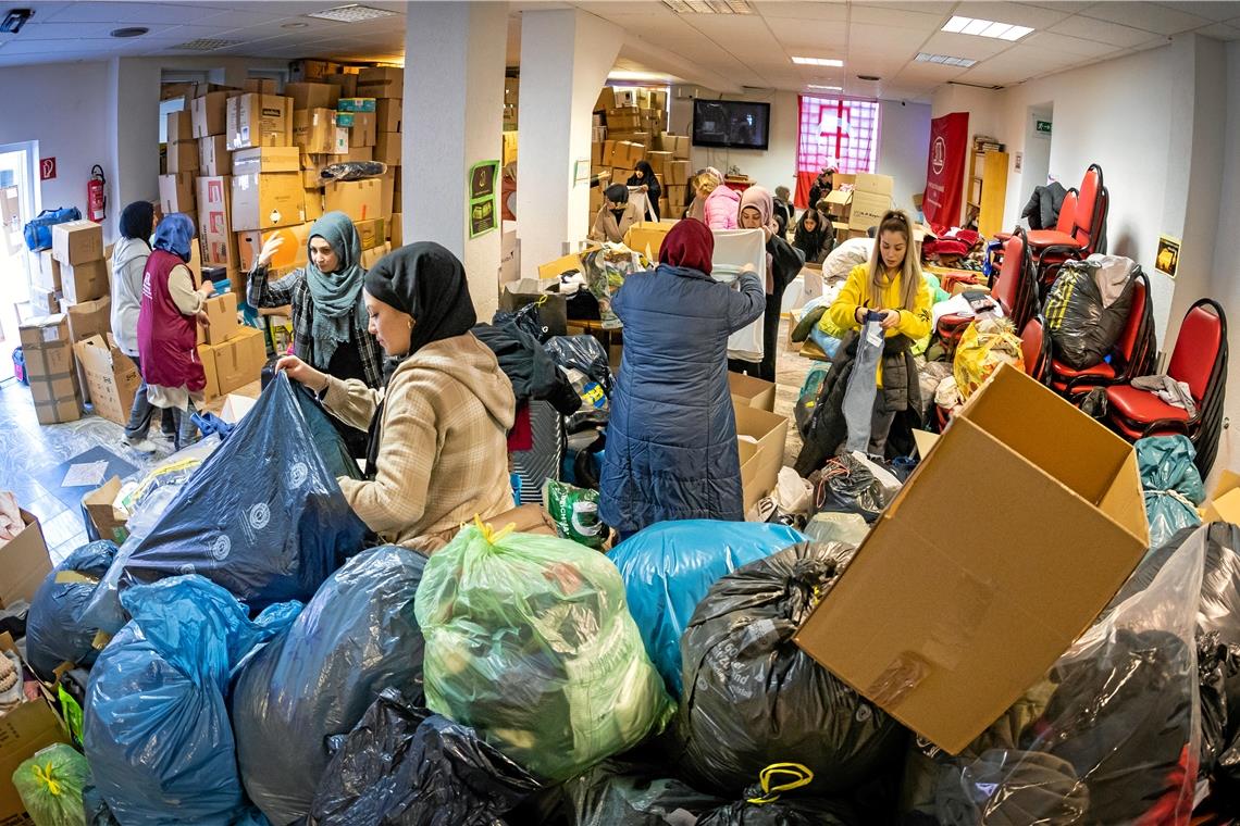 Bis unters Dach stapeln sich die Hilfsgüter, die in der Backnanger Moschee abgegeben wurden. Foto: Alexander Becher