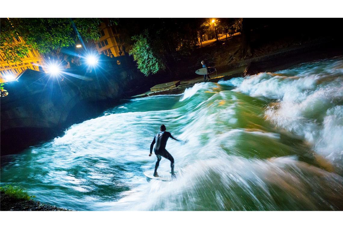 Bis vor Kurzem sah die Eisbachwelle noch so aus und begeisterte Surfer aus aller Welt. (Archivbild)