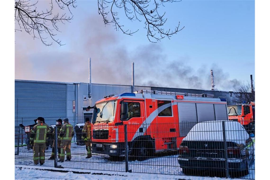 Gefährlicher Großbrand in Berliner Fabrik Bis zu 170 Feuerwehrleute waren bei dem Brand im Einsatz. Foto: Annette Riedl/dpa