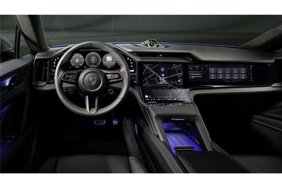 Bis zu drei Bildschirme sind im neuen Cayenne verfügbar. Ihre Fläche ist zusammengerechnet 50 Prozent größer als im verbrennungsmotorischen Cayenne und so groß wie in keinem Porsche zuvor.