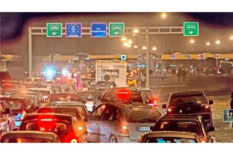 Bis zu einem Tag lang warten Autobusse auf die Abfertigung.