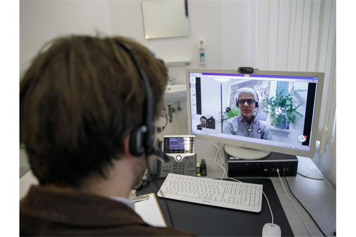 Videosprechstunde und mehr: Praxen sollen digitaler werden Bis zu jede fünfte Behandlung könnte zukünftig per Videosprechstunde erfolgen. Foto: Carsten Koall/dpa