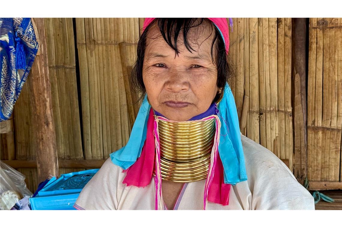 Bei den Langhalsfrauen von Chiang Rai: Kultur oder Kommerz? Bis zum 45. Lebensjahr kommen immer neue Ringe hinzu.