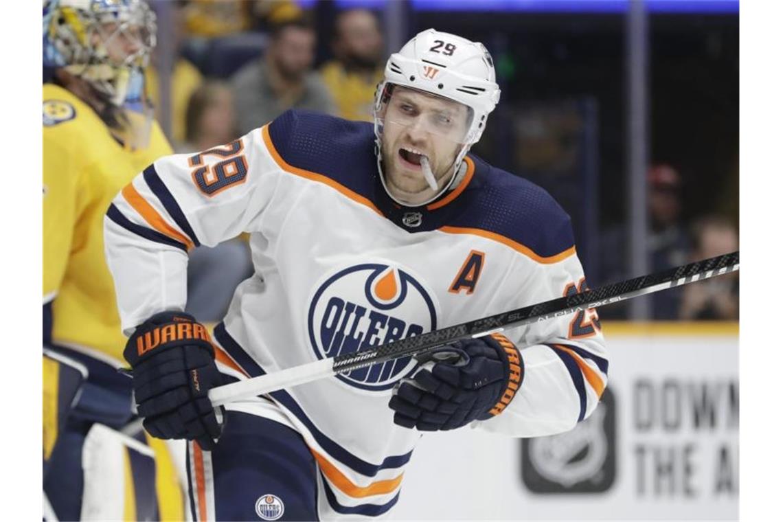 Bis zum Abbruch der Saison Topscorer der NHL mit 110 Punkten: Leon Draisaitl von den Edmonton Oilers. Foto: Mark Humphrey/AP/dpa