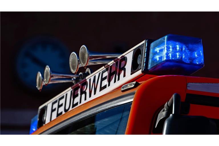 Bis zum Eintreffen der Feuerwehr sei die Ballenpresse bereits in Vollbrand gestanden. (Symbolbild)