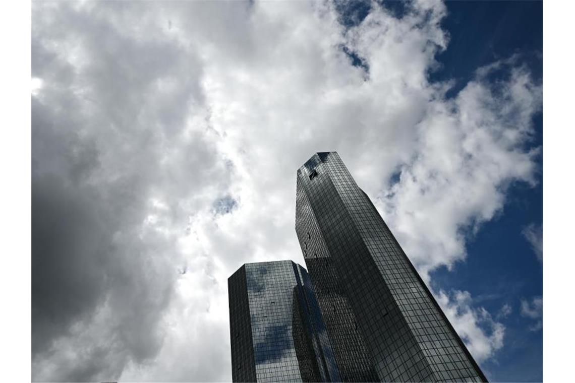 Bis zum Herbst will die Deutsche Bank Lösungen gefunden haben, um die Gebührenerhöhungen beim Großteil ihrer Kunden durchzusetzen. Foto: Arne Dedert/dpa