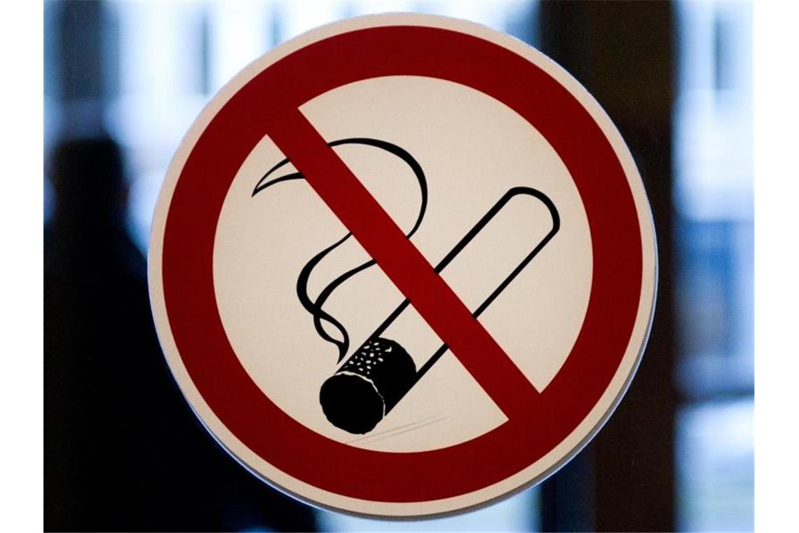 Schweden dürfen auch vor Kneipen nicht mehr rauchen