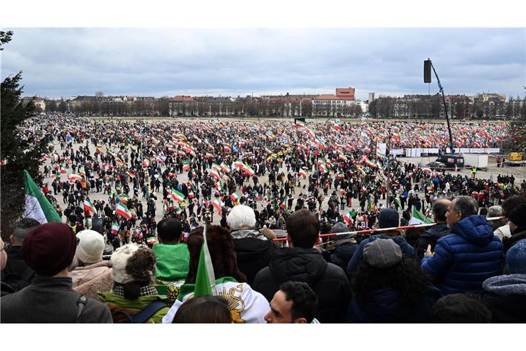 Bis zum Nachmittag zählte die Polizei bereits 200.000 Teilnehmer auf der Iran-Demo auf der Theresienwiese..