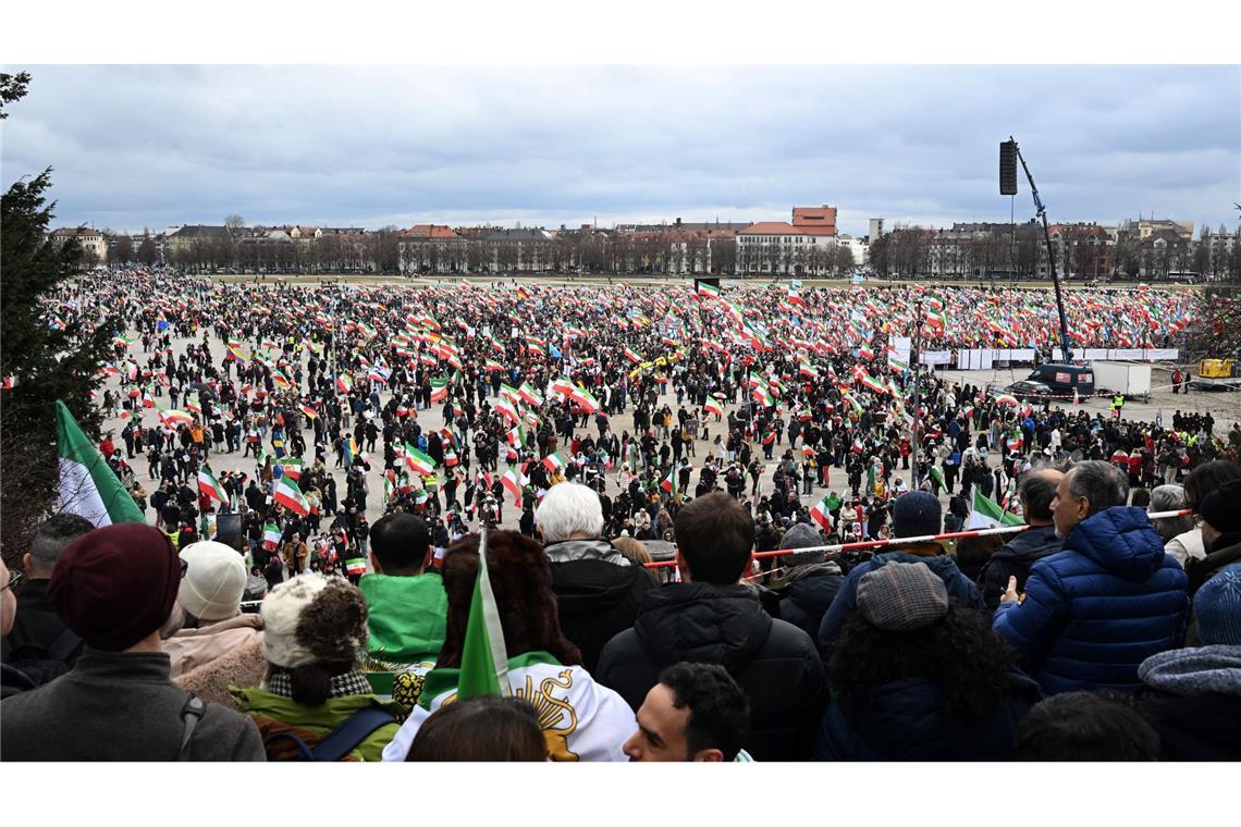 Bis zum Nachmittag zählte die Polizei bereits 200.000 Teilnehmer auf der Iran-Demo auf der Theresienwiese.