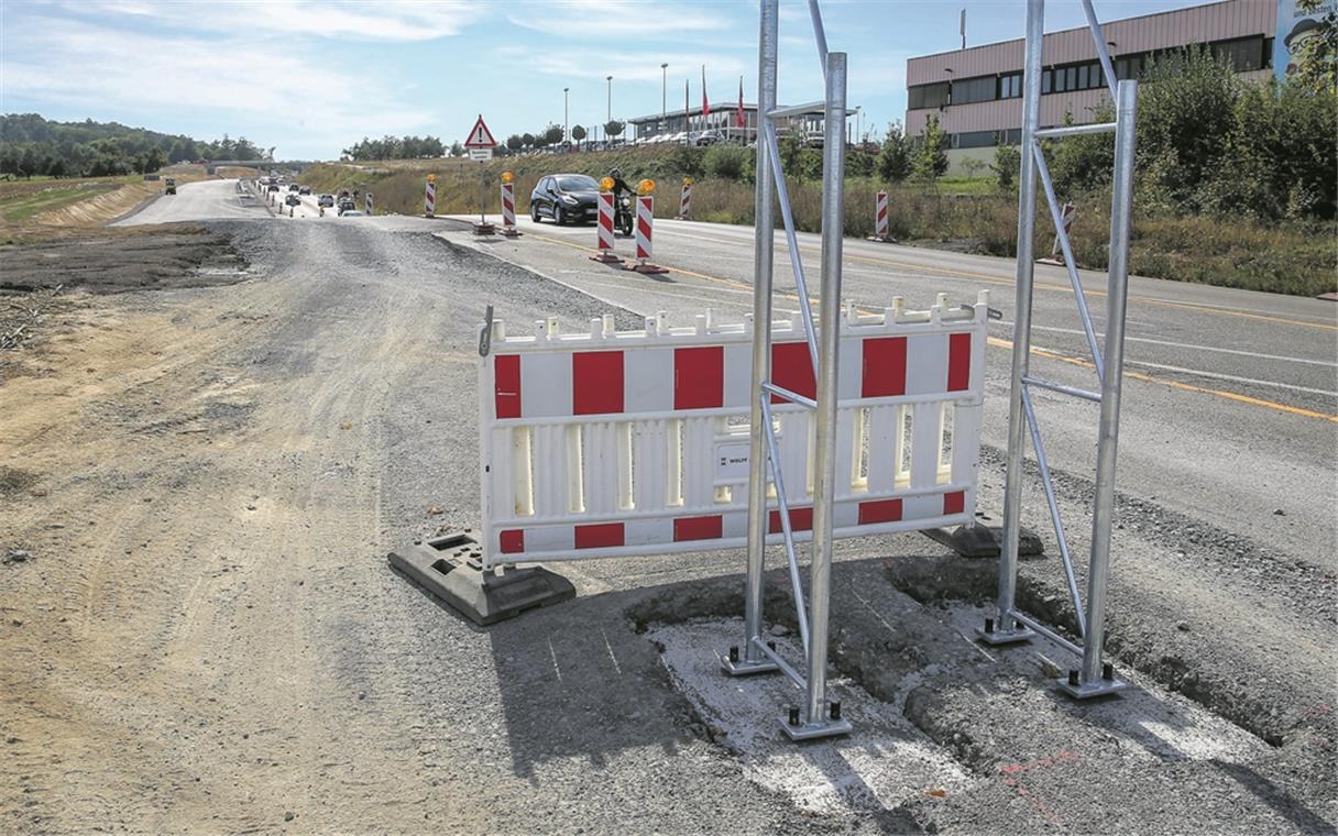 Spätestens im Oktober rollt der Verkehr Bis zur Verkehrsfreigabe müssen noch viele Restarbeiten erledigt werden. Zuletzt wurden die Fundamente für die Schilder betoniert.Foto: A. Becher
