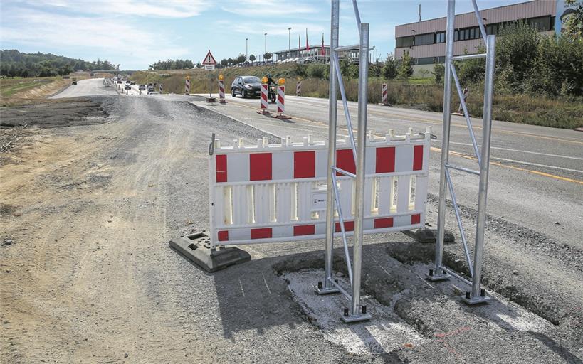 Bis zur Verkehrsfreigabe müssen noch viele Restarbeiten erledigt werden. Zuletzt wurden die Fundamente für die Schilder betoniert.Foto: A. Becher