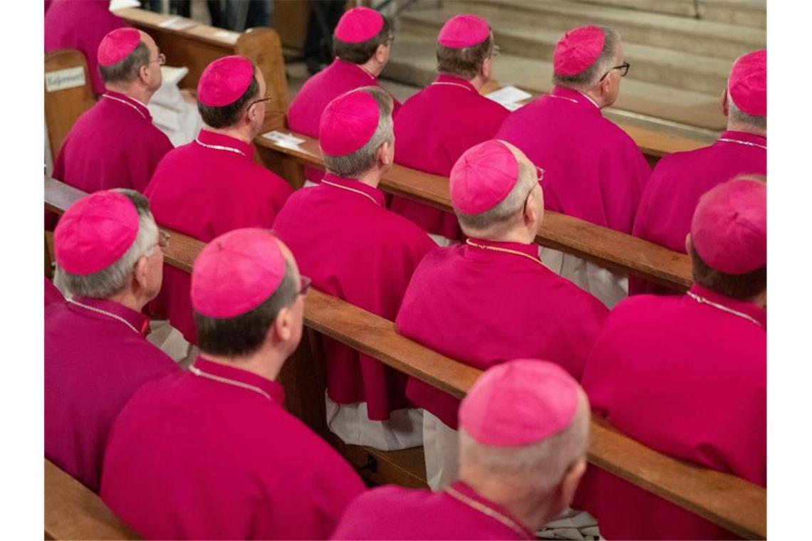 Bischöfe beim Eröffnungsgottesdienst der Frühjahrsvollversammlung der Deutschen Bischofskonferenz im Jahr 2019. Wegen der Corona-Pandemie finden die Beratungen dieses Jahr online statt. Foto: Friso Gentsch/dpa