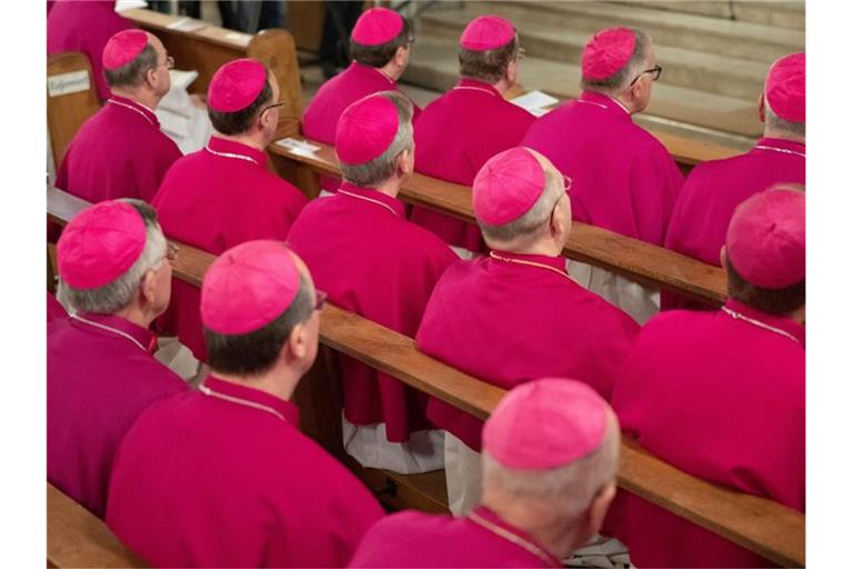 Bischöfe beim Eröffnungsgottesdienst der Frühjahrsvollversammlung der Deutschen Bischofskonferenz im Jahr 2019. Wegen der Corona-Pandemie finden die Beratungen dieses Jahr online statt. Foto: Friso Gentsch/dpa
