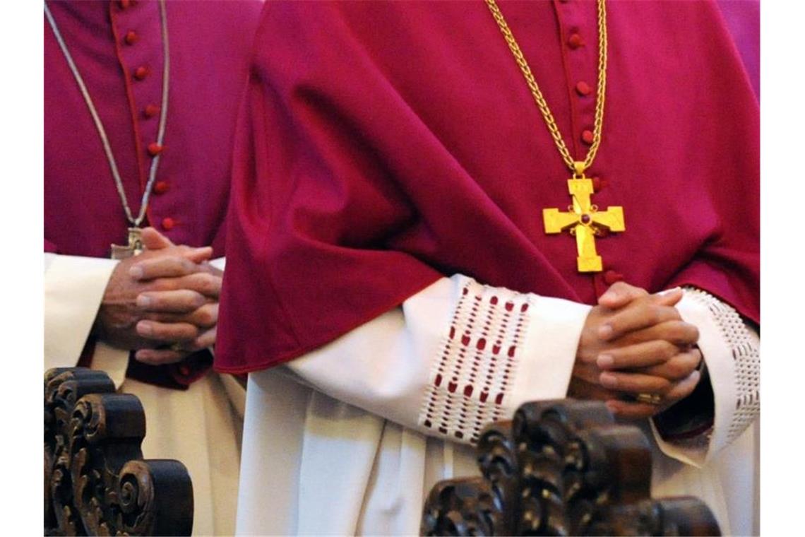 Bischöfe haben die Hände gefaltet. Foto: Zucchi Uwe/dpa/Archivbild