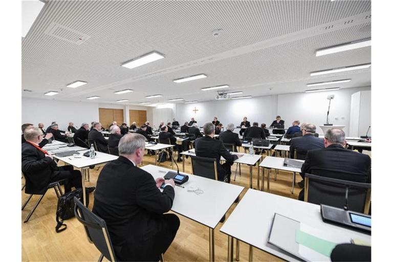 Bischöfe im Tagungsraum bei der Eröffnung der Frühjahrsvollversammlung der Deutschen Bischofskonferenz (DBK). Foto: Julia Steinbrecht/KNA/dpa