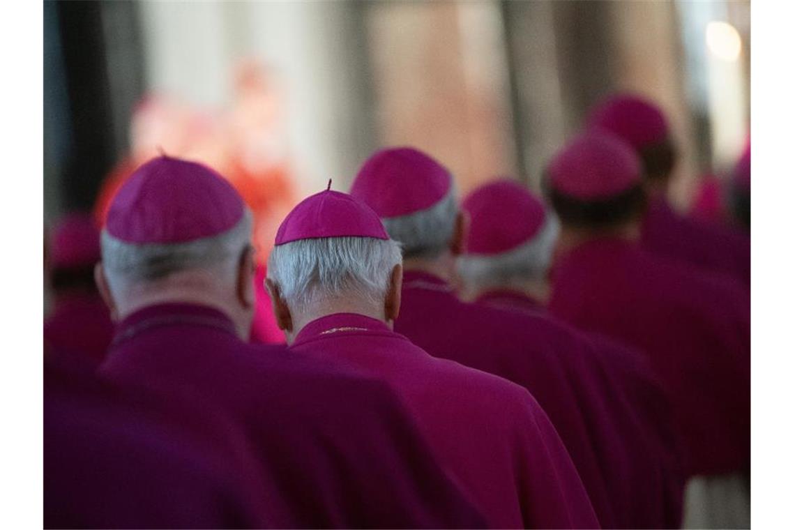 Bischöfe nehmen an einem Gottesdienst teil. Foto: Sebastian Gollnow/dpa/Archivbild