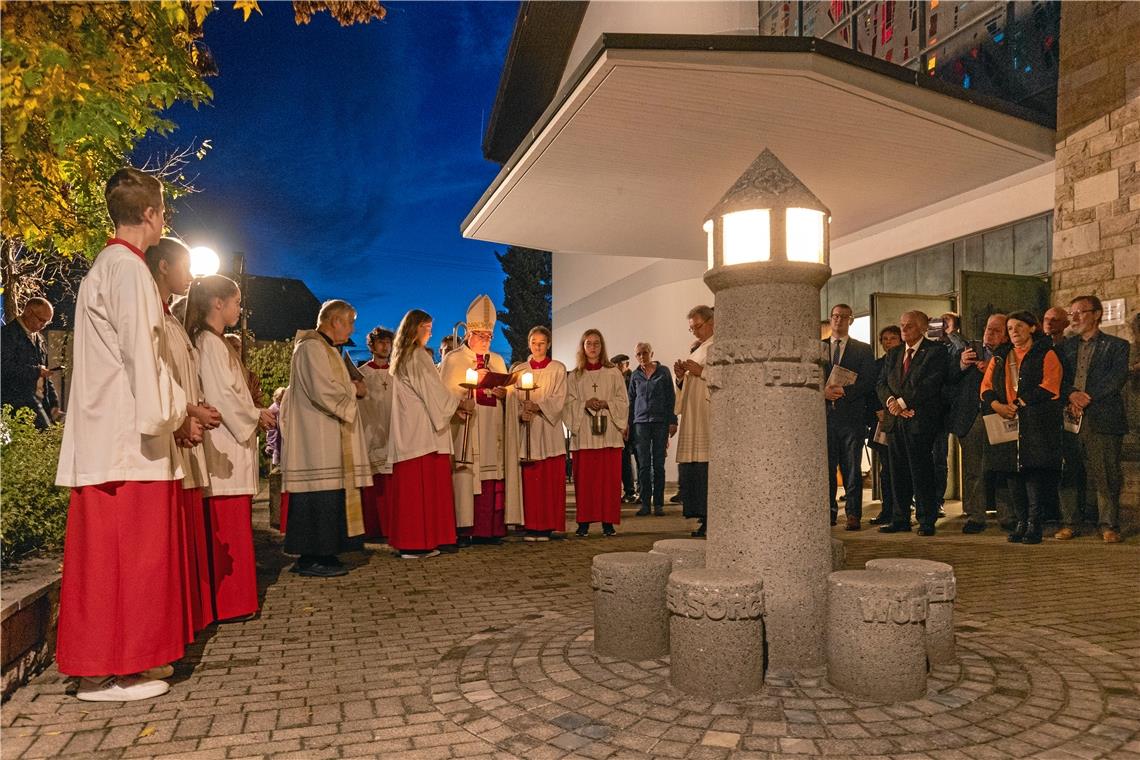 Bischof Gebhard Fürst segnet die Stele, die auf dem neu gestalteten Platz vor Christkönig an Bischof Sproll erinnert. Foto: Alexander Becher