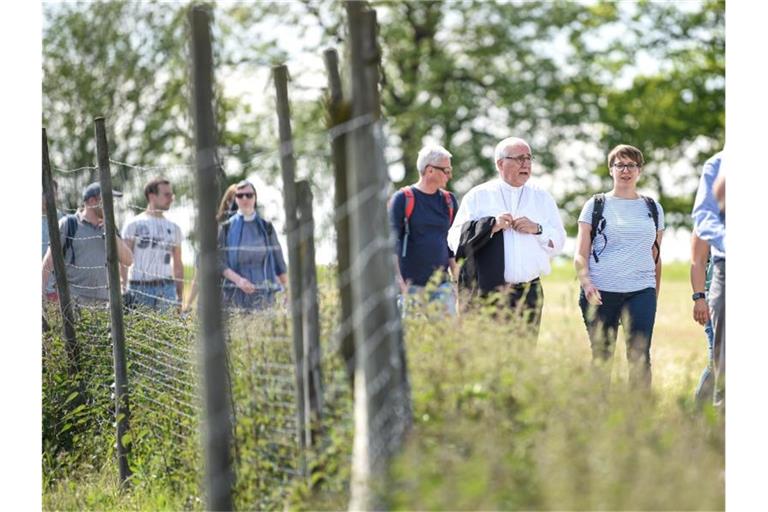 Bischof Gebhard Fürst wandert mit Jugendvertretern vom Kloster Kellerried nach Weingarten. Foto: Felix Kästle