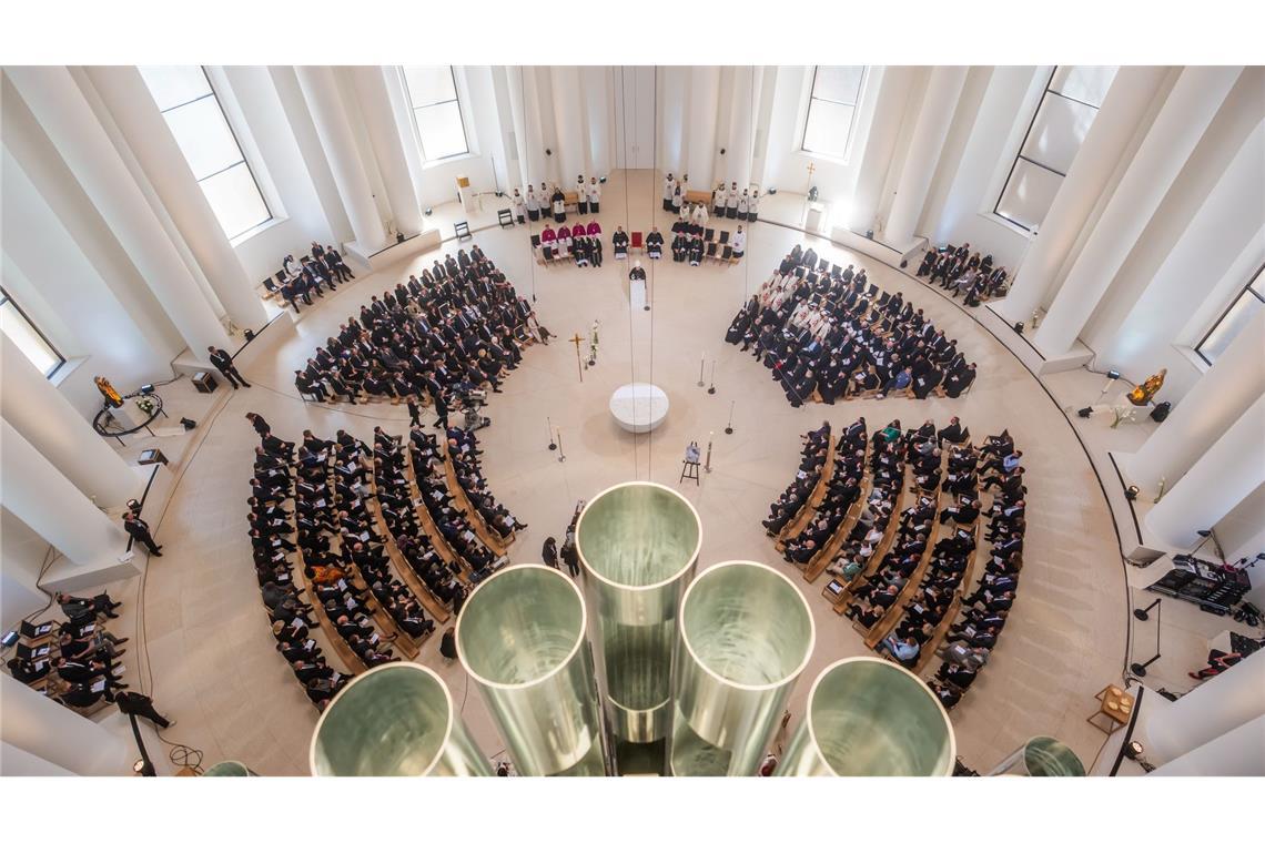 Bilder des Tages Bischof Georg Bätzing hält die Predigt beim Requiem für den verstorbenen Papst Franziskus in der St. Hedwigs-Kathedrale.