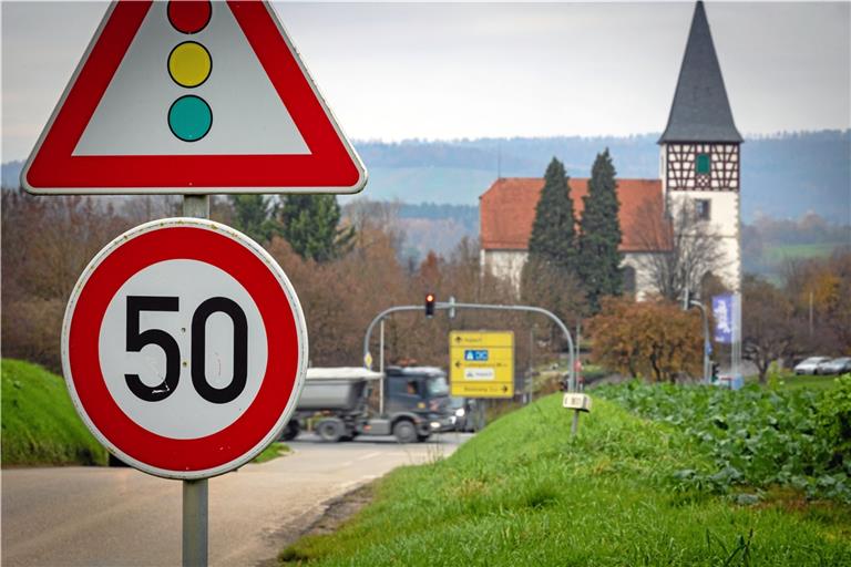 Bisher gilt nur im Kreuzungsbereich auf dem Autobahnzubringer Tempo 50. Geht es nach dem Aspacher Gemeinderat, so soll die Geschwindigkeitsbegrenzung auf den ganzen Bereich zwischen den Ortseinfahrten von Großaspach ausgeweitet werden. Foto: Alexander Becher