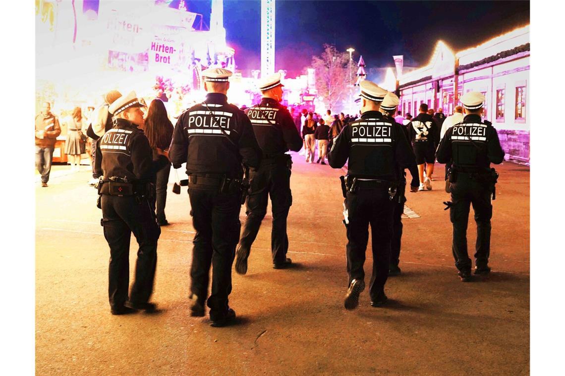 Viele Waffen und Widerstand gegen die Polizei Bisher ist die Polizei mit dem Verlauf des Volksfests zufrieden.