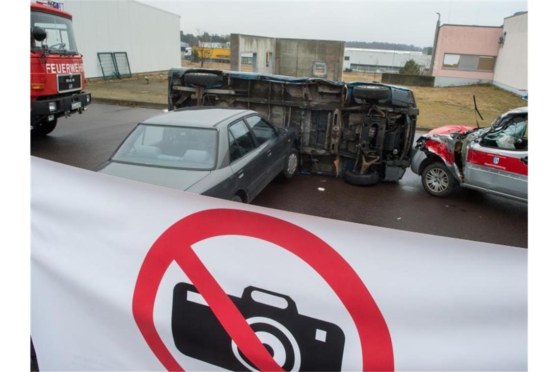 Bisher macht man sich lediglich strafbar, wenn man Rettungskräfte behindert oder Verletzte entwürdigend fotografiert - künftig soll das auch für Unfall-Tote gelten. Foto: Klaus-Dietmar Gabbert/zb/dpa