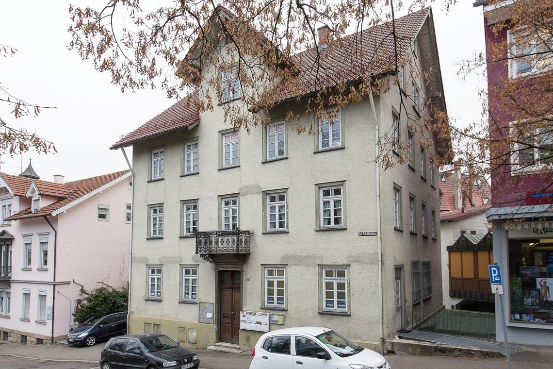 40 Flüchtlinge ziehen an den Schillerplatz in Backnang Bislang gab es in dem Gebäude keine Bäder und keine Küchen. Nun wurden mobile Duschen eingebaut und die Küchen aus der Unterkunft Hohenheimer Straße umgezogen. Foto: Alexander Becher