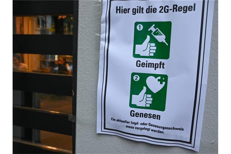 Bislang gilt die 2G-Regel im Stadion nur für die Zuschauer, nicht für die Fußballprofis. Foto: Arne Dedert/dpa