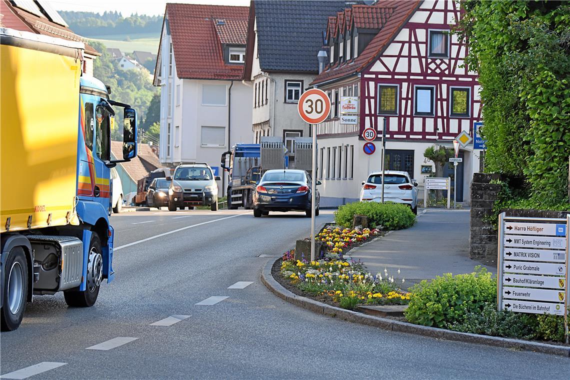 Oppenweiler: Weitere Tempo-30-Zone auf der B14? Bislang gilt Tempo 30 nur in der Ortsmitte. Womöglich müssen Autos aber bald auch in Ellenweiler langsam fahren. Archivfoto: Tobias Sellmaier