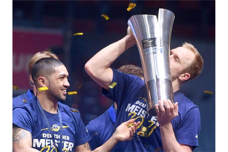 Bislang hat Alba den nationalen Pokal zehn Mal geholt. Die Berliner sind im Finale gegen Crailsheim Favorit. Foto: Tobias Hase/dpa