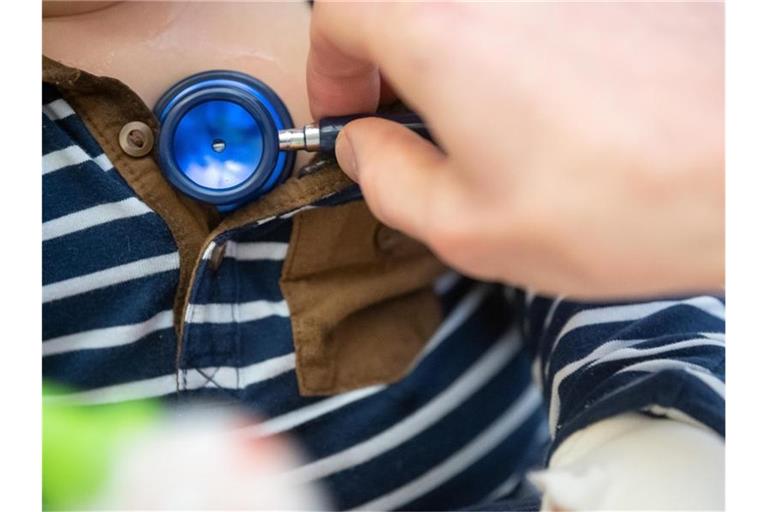 Bislang könnten etwa rund 1000 Kinder in Deutschland nach Experteneinschätzung am multisystemischen Entzündungssyndrom Pims als Folge einer Corona-Infektion erkrankt sein. (Archivbild). Foto: Sebastian Gollnow/dpa