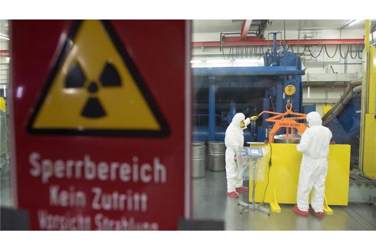 Bislang liegen die hochradioaktiven Abfälle in Zwischenlagern. Doch in den 2030ern laufen die ersten Genehmigungen aus.
