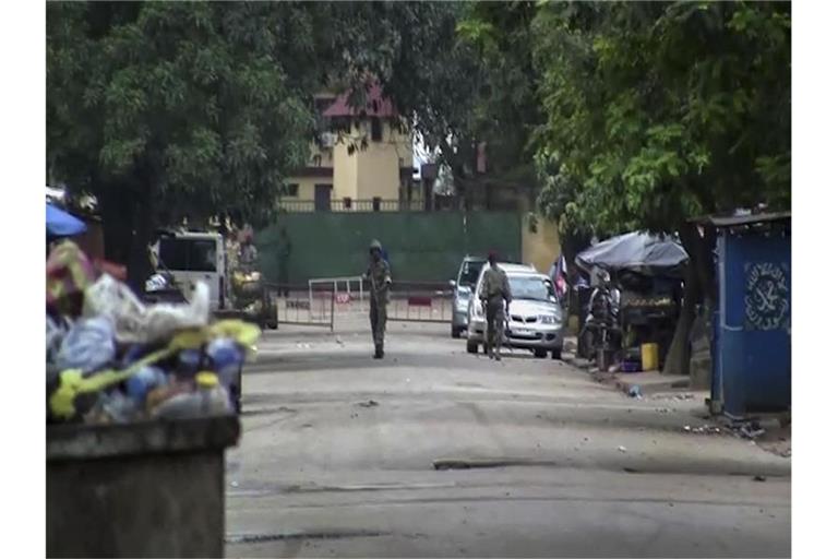 Bislang nicht identifizierte Soldaten in der Nähe des Präsidentenpalastes in der Hauptstadt Guineas. Nach einem mutmaßlichen Putschversuch ist die Lage im Land unklar. Foto: Uncredited/AP/dpa