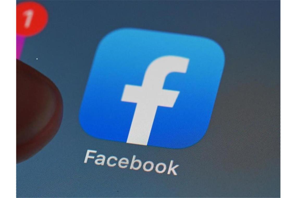 Bislang steht das blaue Facebook-Logo für den gesamten Konzern - künftig könnte es nur noch ein Produkt von vielen markieren. Foto: Uli Deck/dpa