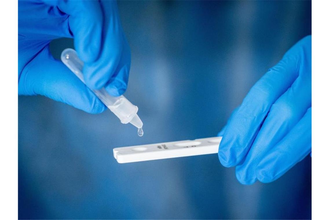Jetzt können die Corona-Tests für zu Hause kommen Bislang war für Schnelltests medizinisch geschultes Personal erforderlich, jetzt gibt es die ersten Sonderzulassungen für Selbsttests für Laien. Foto: Kay Nietfeld/dpa