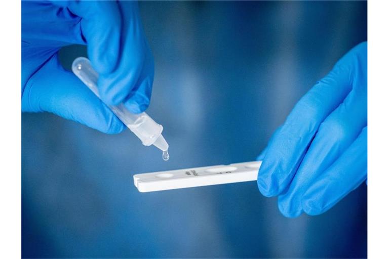 Bislang war für Schnelltests medizinisch geschultes Personal erforderlich, jetzt gibt es die ersten Sonderzulassungen für Selbsttests für Laien. Foto: Kay Nietfeld/dpa