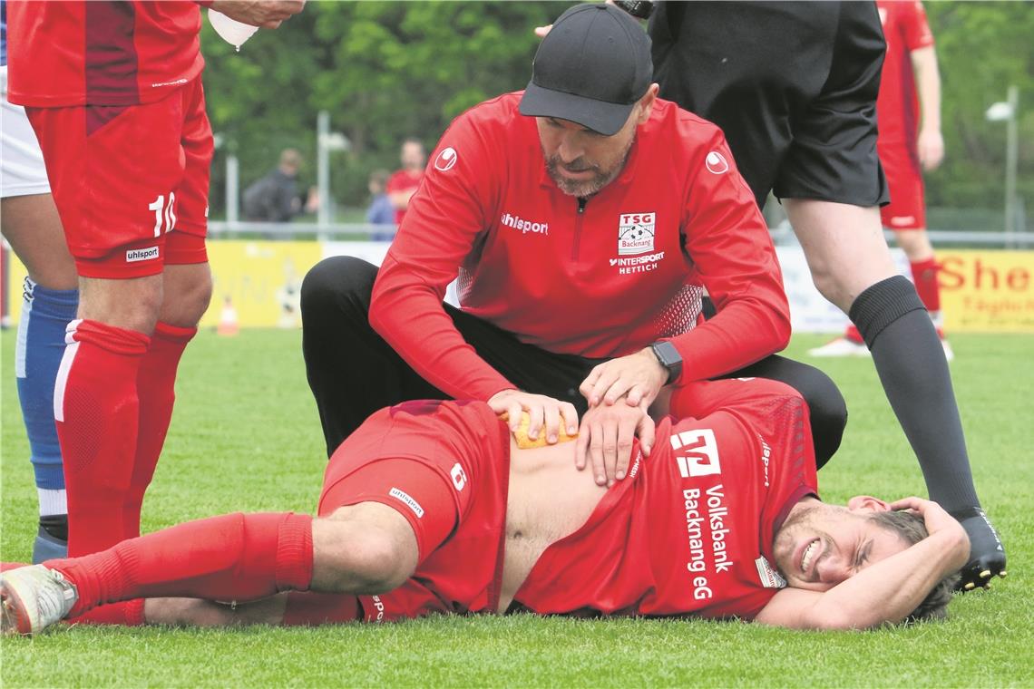 Bissen sich in die Partie in Freiberg zwar kräftig rein, erlitten am Ende aber einen schmerzhaften Rückschlag im Abstiegskampf: Backnangs Oberliga-Fußballer um Julian Geldner. Physiotherapeut Volker Max wird sich in den nächsten Tagen auch als Seelentröster betätigen müssen. Foto: A. Hornauer