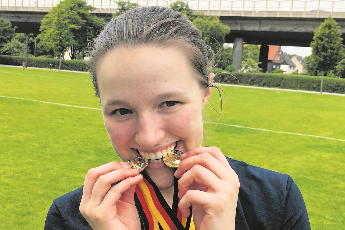 Doppel-Gold für Fechterin Lina Zerrweck Bissig im Wettkampf und hinterher stolz auf ihre beiden Titelgewinne: Lina Zerrweck. Foto: privat