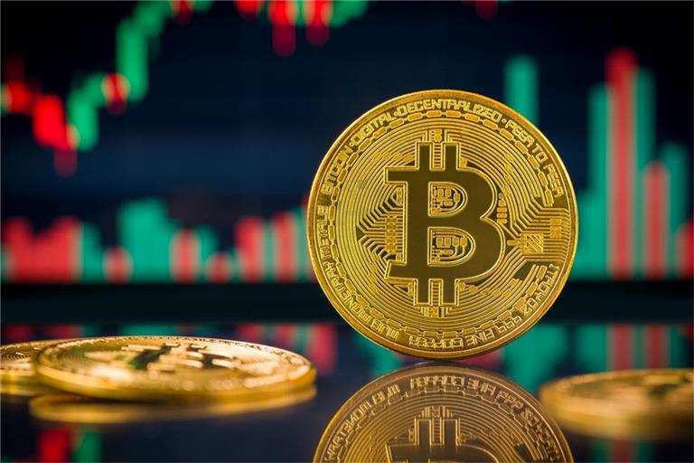 Bitcoin erreicht mit über 125.000 Dollar ein neues Allzeithoch. Warum Kryptowährungen aktuell steigen - von Zinssenkungen bis zur US-Haushaltskrise und dem „Uptober“-Effekt.