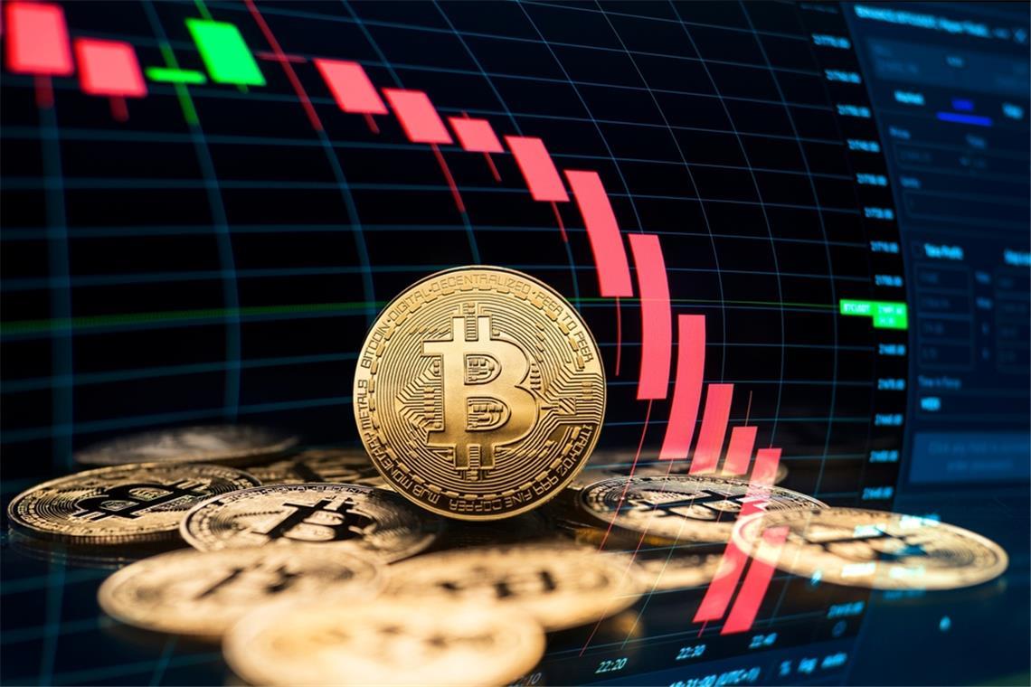 Bitcoin fällt auf 104.000 US-Dollar. Fed-Entscheidungen, ETF-Abflüsse und Whale-Dumps sorgen für Druck. Was hinter dem Absturz steckt – und wie Experten die Lage einschätzen.